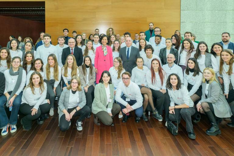 Ana Botín, presidenta de Banco Santander, con beneficiarios de las Becas Santander Erasmus en Madrid, España