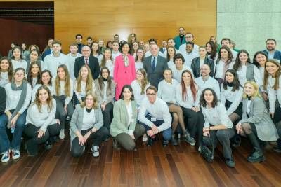 Ana Botín, presidenta de Banco Santander, con beneficiarios de las Becas Santander Erasmus en Madrid, España