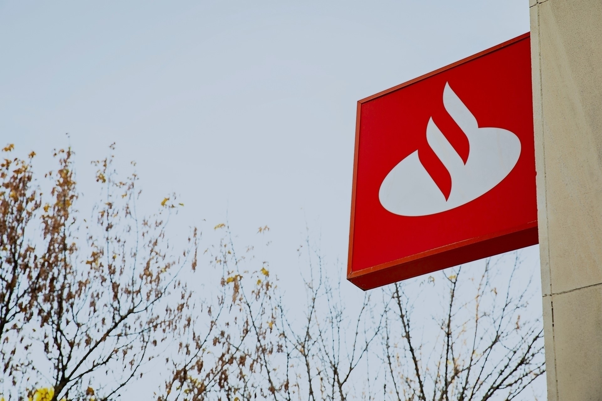 Santander aligns retail & commercial and consumer operating model to its  strategy