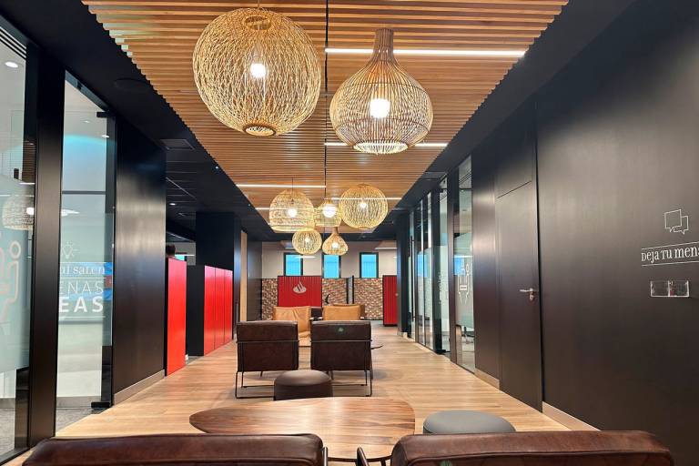 Banco Santander inaugura un Work Café en una de las calles más ...
