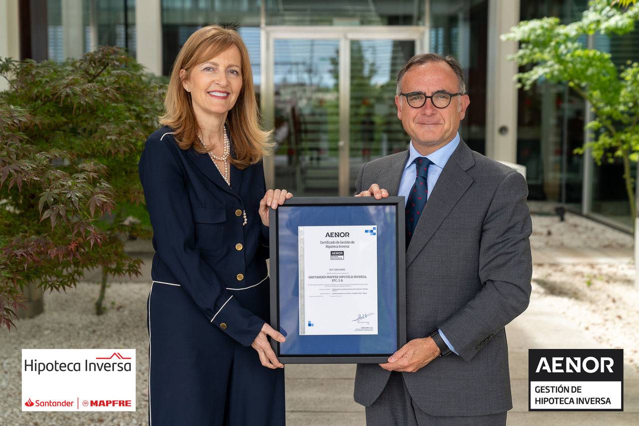 Trinidad Martín-Orozco (directora general Santander Mapfre Hipoteca Inversa), Javier Mejía, director de Marketing Estratégico y Desarrollo de Negocio de AENOR.