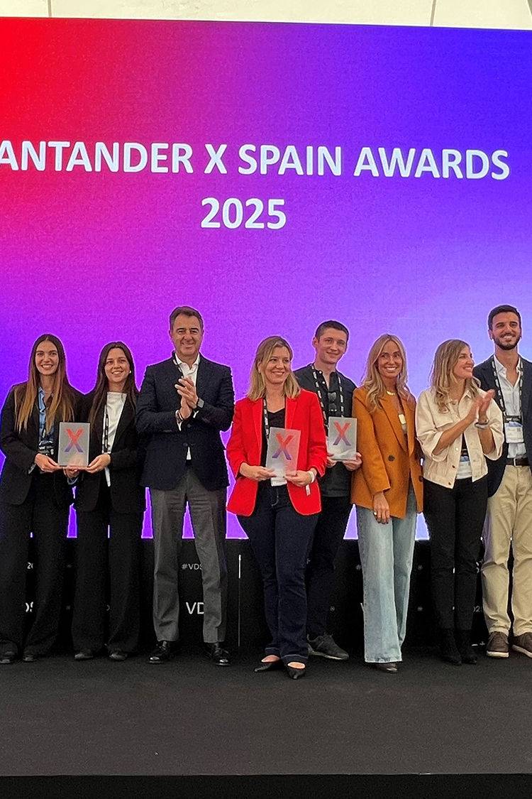 Representantes de Santander España con los ganadores de los Santander X Spain Award 2025