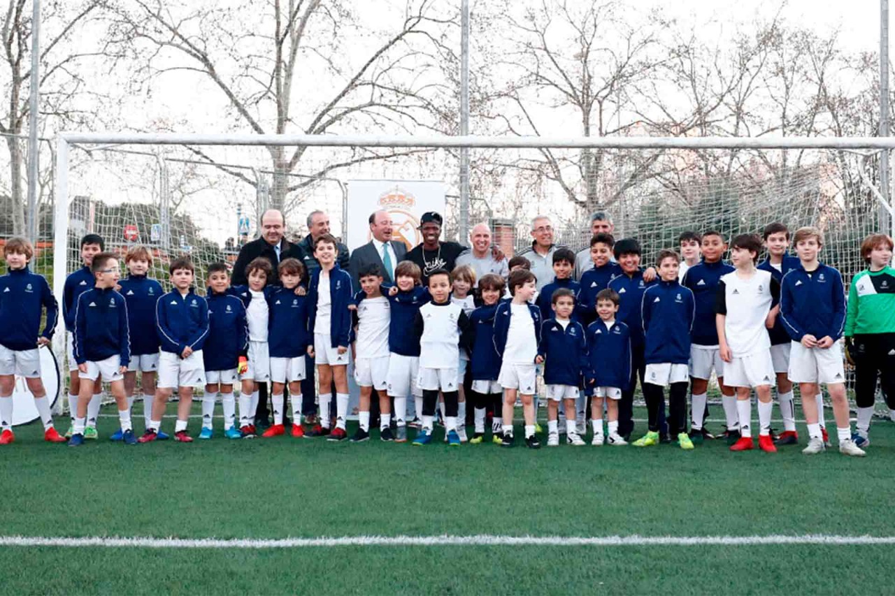 Vinicius Jr (centro) junto a Juan Manuel Cendoya (izq) y Julio González posan con los alumnos de la ESD Canal.