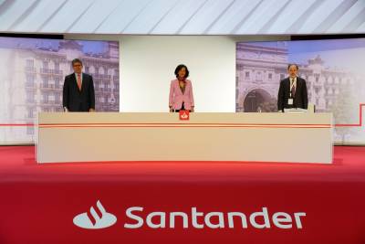 Consejero delejado, José Antonio Álvarez, Presidenta del Grupo, Ana Botín, y el Secretario general y del consejo, Jaime Pérez Renovales.