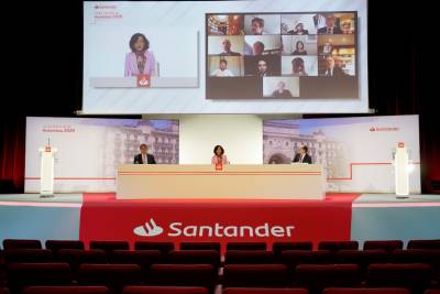 Consejero delejado, José Antonio Álvarez, Presidenta del Grupo, Ana Botín, y el Secretario general y del consejo, Jaime Pérez Renovales.