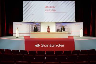 Consejero delejado, José Antonio Álvarez, Presidenta del Grupo, Ana Botín, y el Secretario general y del consejo, Jaime Pérez Renovales.