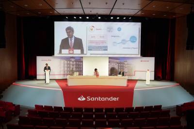 Consejero delejado, José Antonio Álvarez, Presidenta del Grupo, Ana Botín, y el Secretario general y del consejo, Jaime Pérez Renovales.