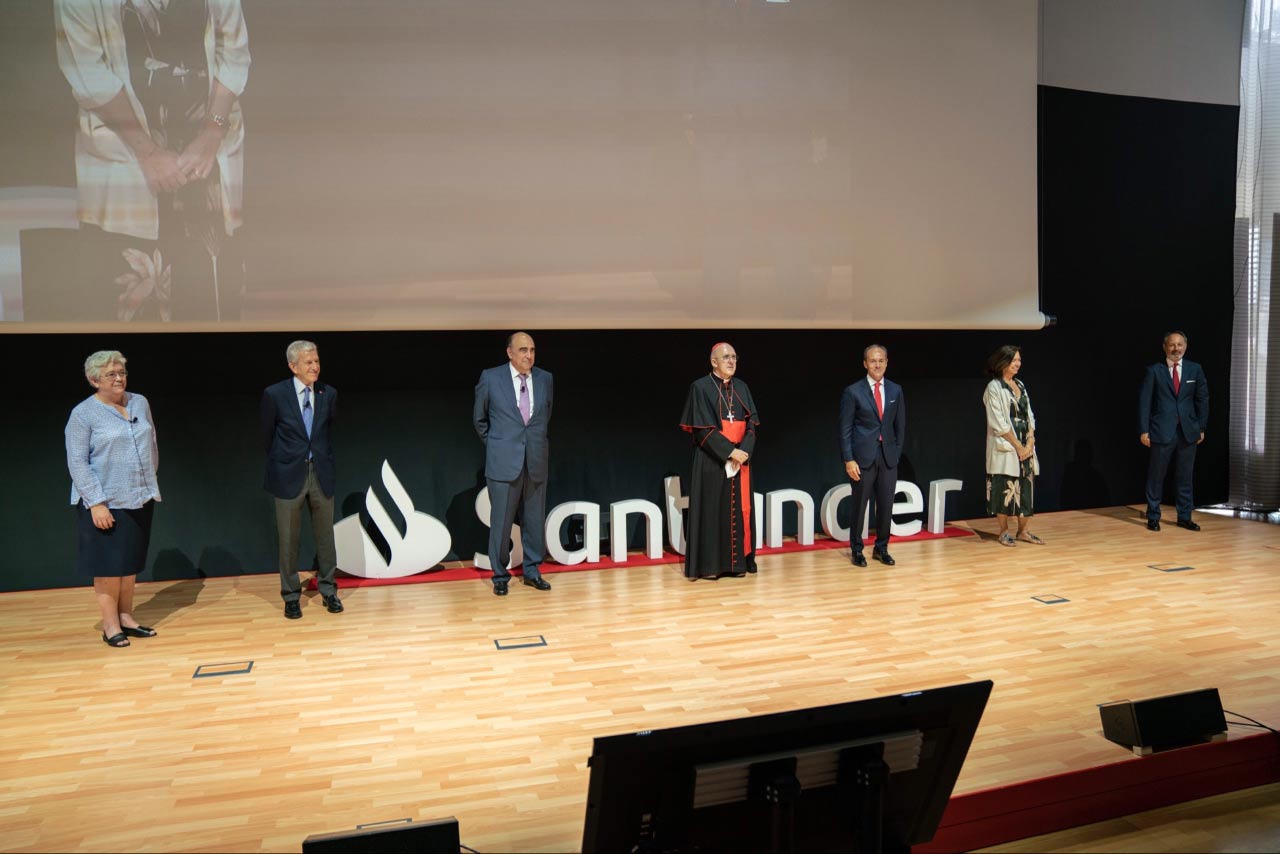 De izquierda a derecha: María Rosario Ríos Álvarez, presidenta de Confer; Manuel Bretón Romero, presidente de Cáritas; Luis Isasi, presidente de Santander España; Cardenal D. Carlos Osoro; Rami Aboukhair, consejero delegado de Santander España; Clara Pardo Gil, presidenta de Manos Unidas y Miguel Ángel Sánchez Lozano, consejero delegado de Santander Asset Management España.