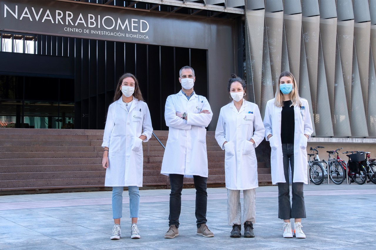 Equipo de la Unidad de Cristalografía de Proteínas de Navarrabiomed. De izda. a dcha.: Ane Ochoa Echevarría, Jacinto López Sagaseta, Gilda Dichiara Rodríguez y Elena Erausquin Arrondo