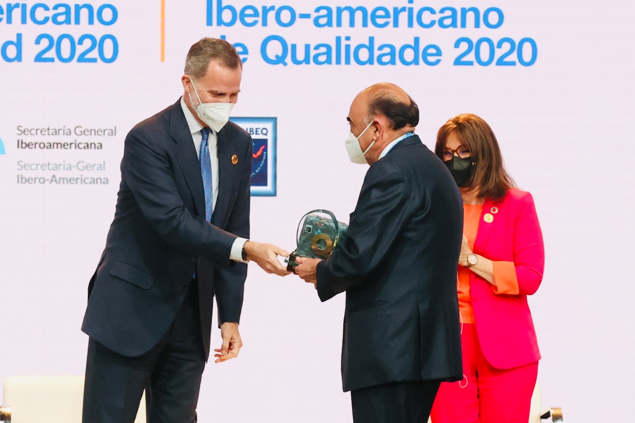 Luis Isasi, presidente de Santander España recibe premio de manos de S.M. el Rey. (Imágenes cedidas por Casa de S.M. el Rey)