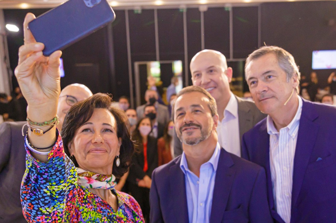 Ana Botín, presidente de Santander, junto a Sergio Rial, Head Regional de Santander para Sudamérica;  Carlos Rey, actualmente responsable de Finanzas de Santander Brasil y quién asumirá el rol de Responsable Regional de Sudamérica el año próximo. En el país la recibieron Alejandro Butti, CEO y Country Head de Santander Argentina; y Enrique Cristofani, presidente de Santander Argentina.