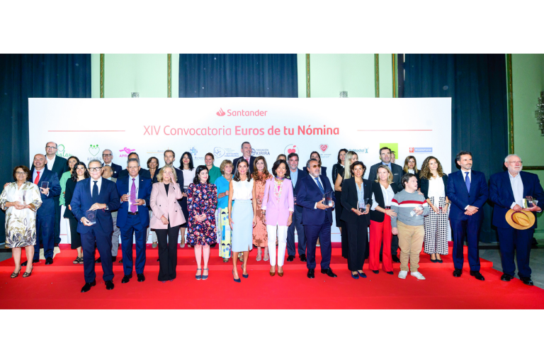 Su Majestad la Reina y Ana Botín con los padrinos y representantes de las ONG ganadoras de la XIV Convocatoria “Euros de tu Nómina” de Banco Santander