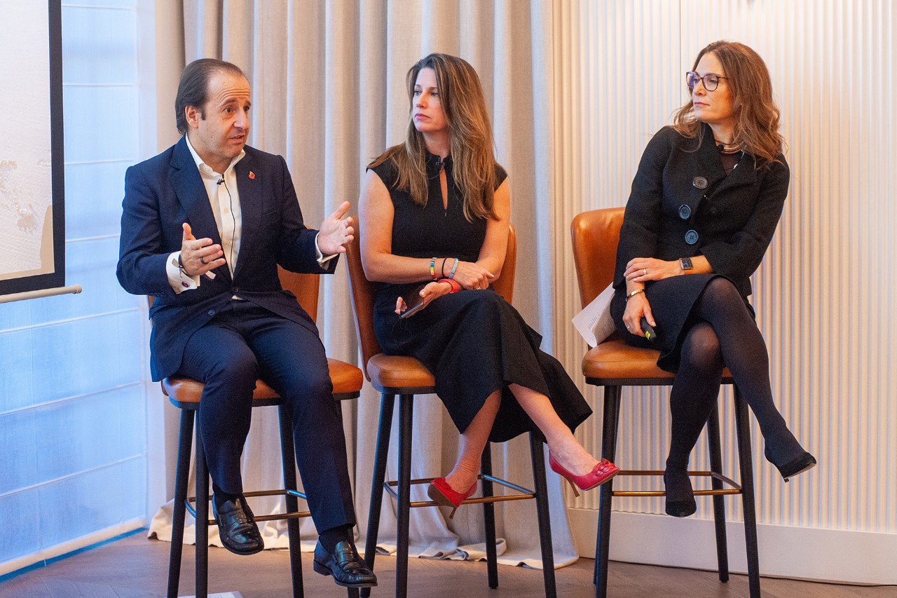 From left to right: Jennifer Lotito, President and COO of (RED), Víctor Matarranz, global head of Santander Wealth Management & Insurance, and Samantha Ricciardi, CEO of Santander Asset Management.
