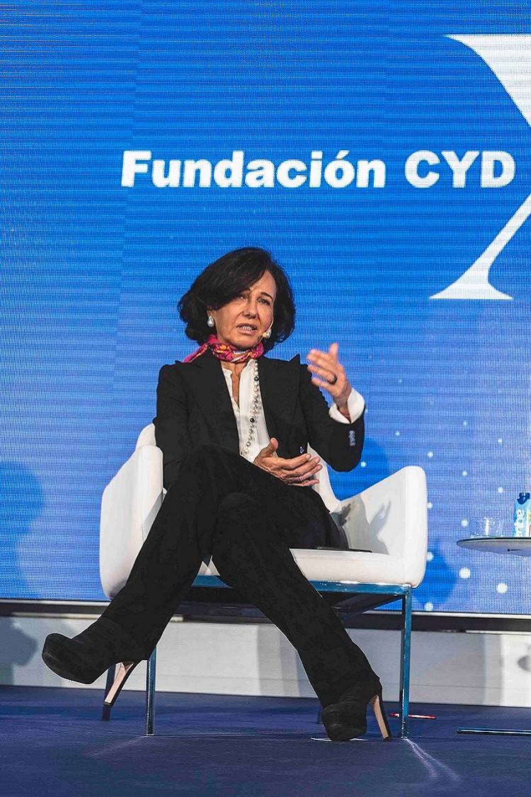 Ana Botín en la presentación del Informe CYD, durante su conversación  con Ousman Umar