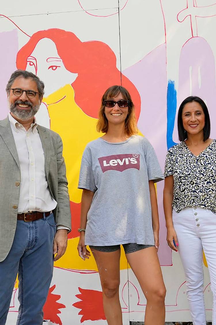 Román Blanco, a la izquierda de la imagen, con los ilustradores chilenos y la alcaldesa de Las Conde.