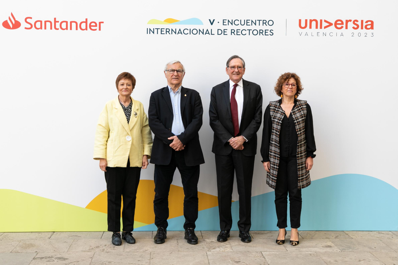 De izquierda a derecha, Mavi Mestre, rectora de la Universitat de València y presidenta del Comité Académico del V Encuentro Internacional de Rectores Universia, Joan Ribó  alcalde de Valencia, Matías Rodríguez Inciarte presidente de Santander Universidades de Banco Santander y Josefina Bueno, consellera de Innovación, Universidades, Ciencia y Sociedad Digital de la Generalitat Valenciana.