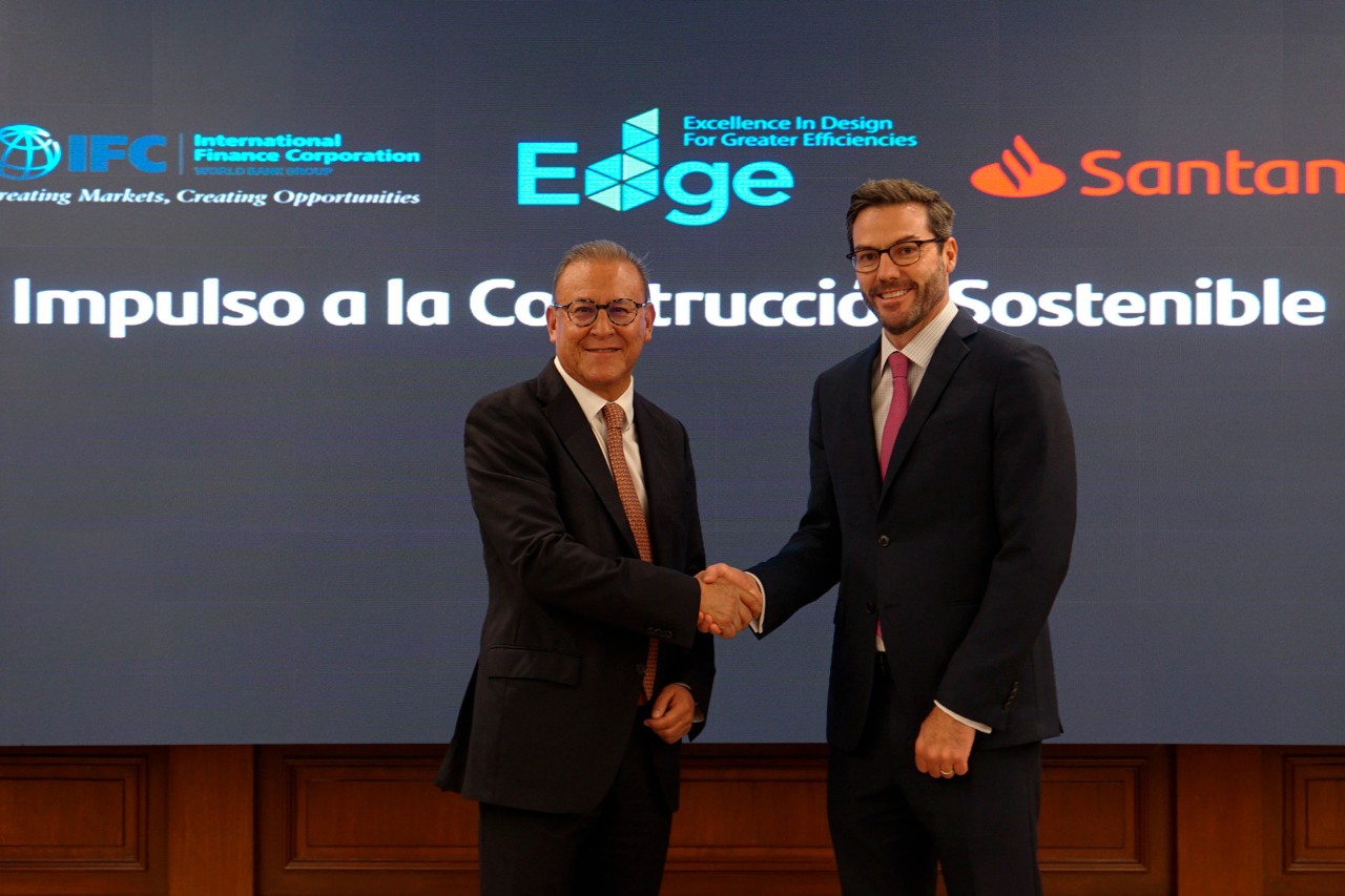 Juan Gonzalo Flores, Country Manager de IFC en México (izda), y Javier Rodríguez Ardila, Responsable de Green Finance en Santander México.