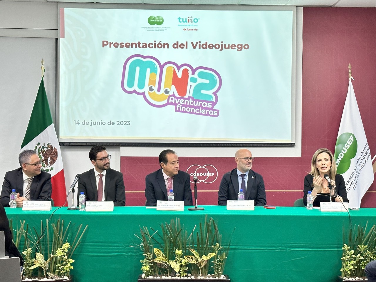 De izquierda a derecha: Wilfrido Perea, Director General de Educación Financiera de la CONDUSEF; Edson Munguía, Vicepresidente de Supervisión Bursátil de la CNBV; Oscar Rosado, Presidente de la CONDUSEF; Felipe García Ascencio, Director General de Banco Santander México; Norma Castro, Directora Ejecutiva de Inclusión Financiera en Banco Santander México.