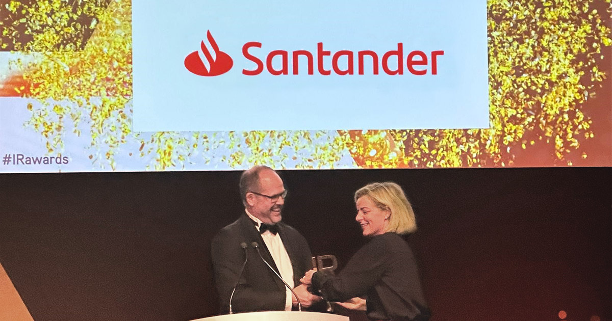 Begoña Morenés, Global Head of Investor Relations at Santander, receives one of the awards during the ceremony.