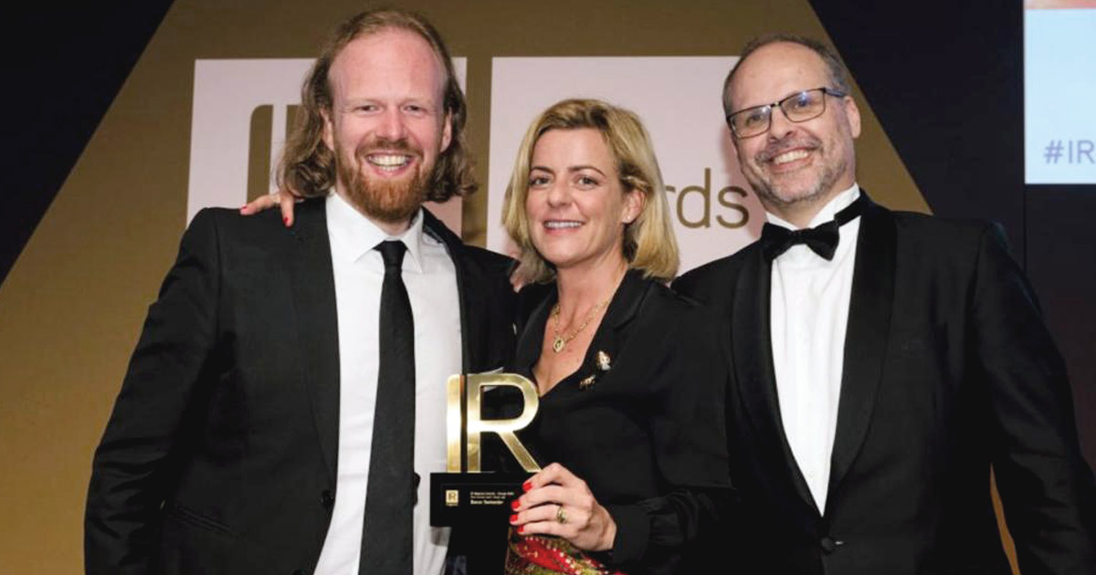 Begoña Morenés as she collects the award for the best Annual Report.