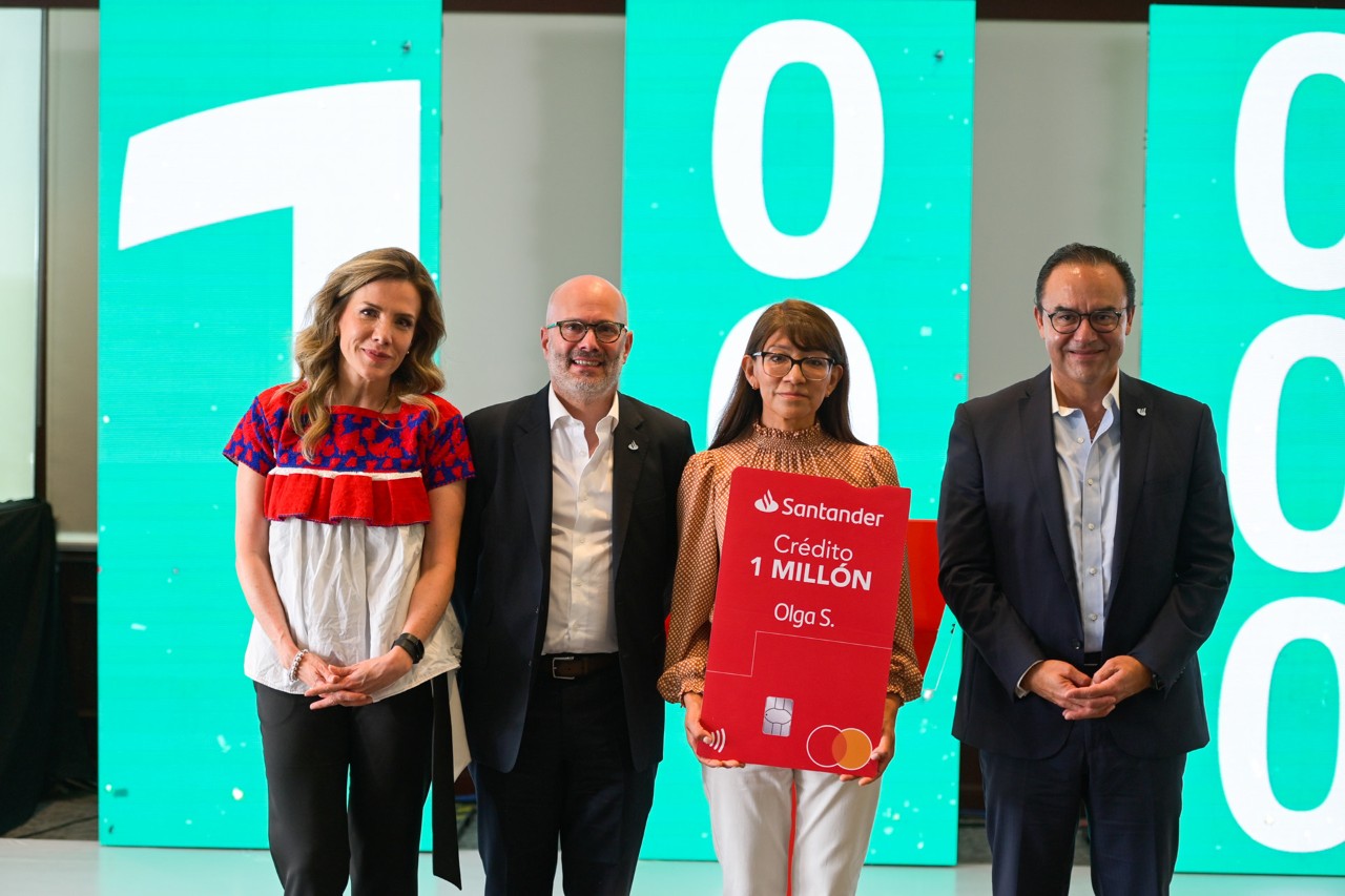 De izquierda a derecha: Norma Castro Reyes, Directora Ejecutiva de Inclusión Financiera; Felipe García Ascencio, Director General de Grupo Financiero Santander México; Olga Santiago Pascual, quien recibió el crédito un millón de Tuiio, y Didier Mena Campos, Vicepresidente de Administración y Finanzas de Santander.