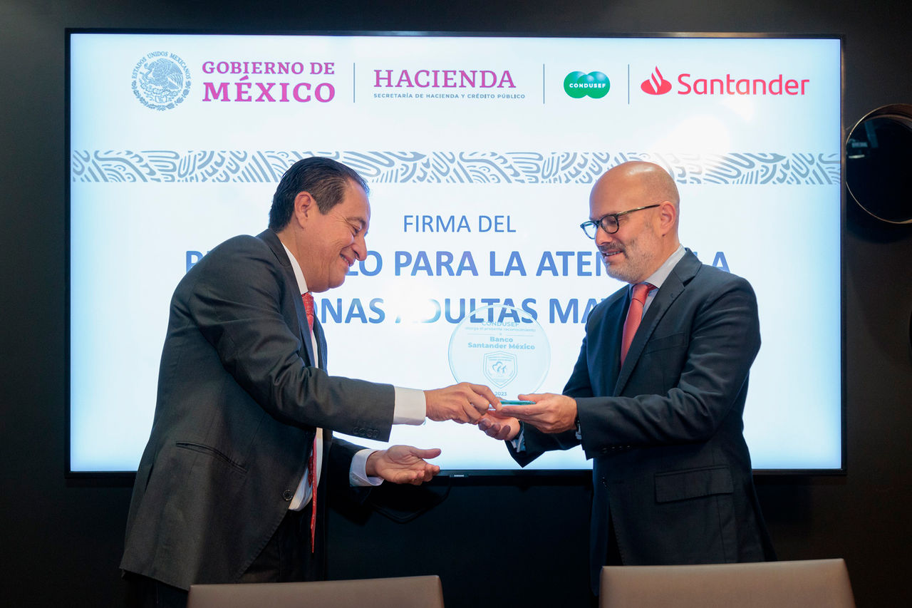 Banco Santander México recibe la Insignia de Inclusión a Adultos Mayores otorgada por CONDUSEF