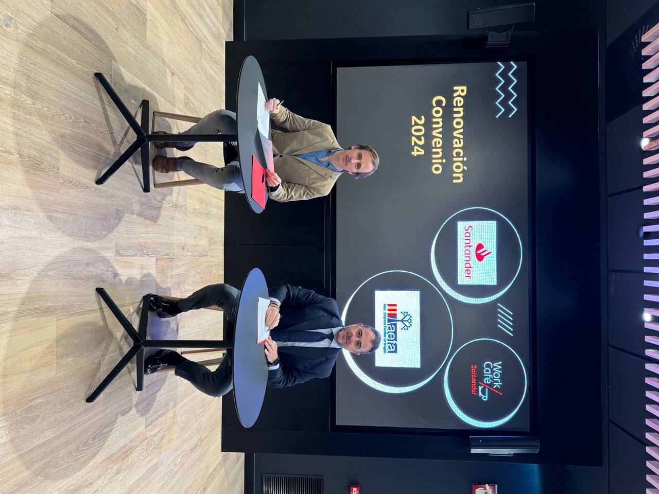 Javier Gallardo,  director territorial de Banco Santander en Aragón, Navarra y La Rioja y Jorge Blanchard, presidente de AEFA. 