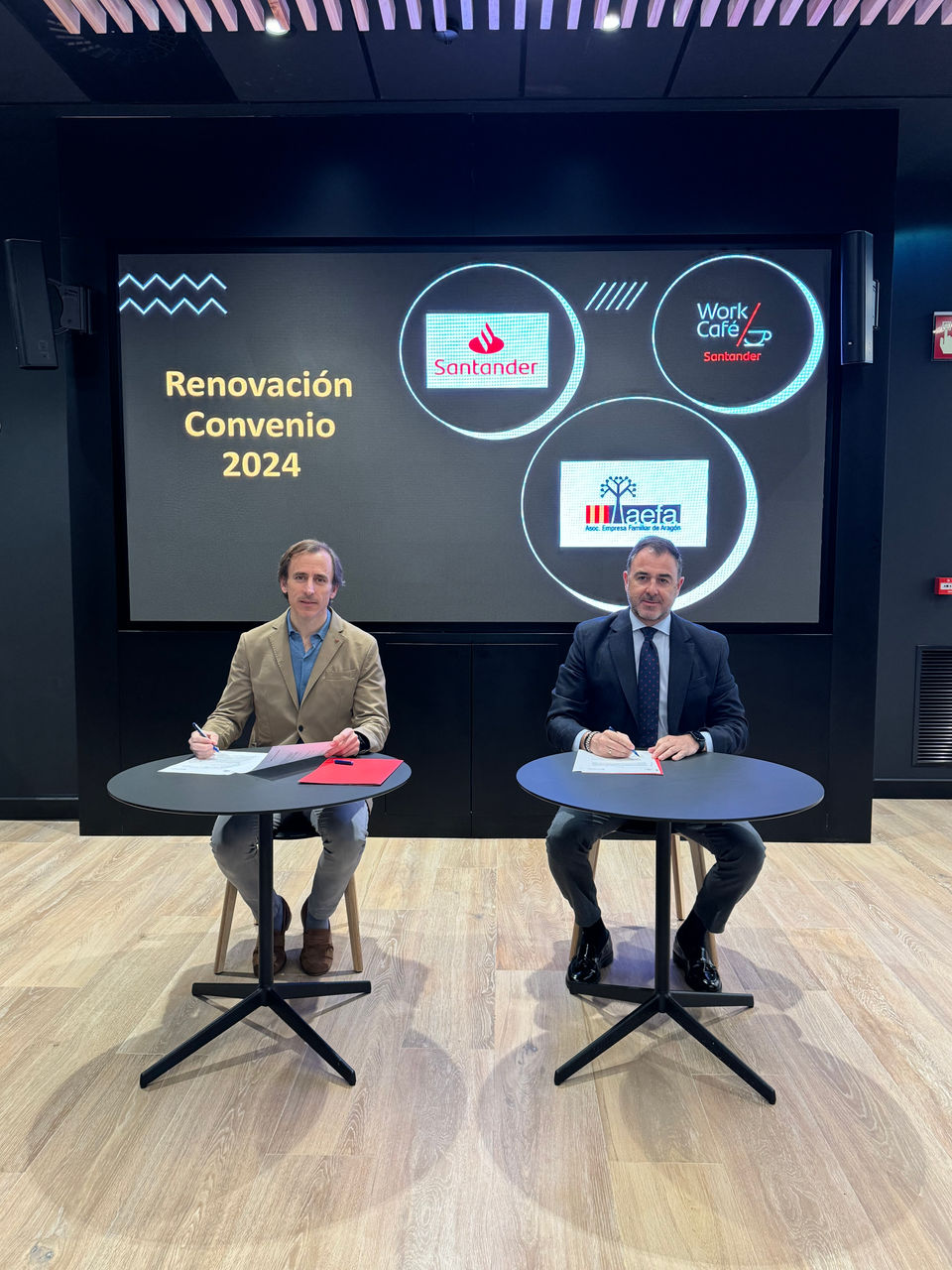 Javier Gallardo,  director territorial de Banco Santander en Aragón, Navarra y La Rioja y Jorge Blanchard, presidente de AEFA. 