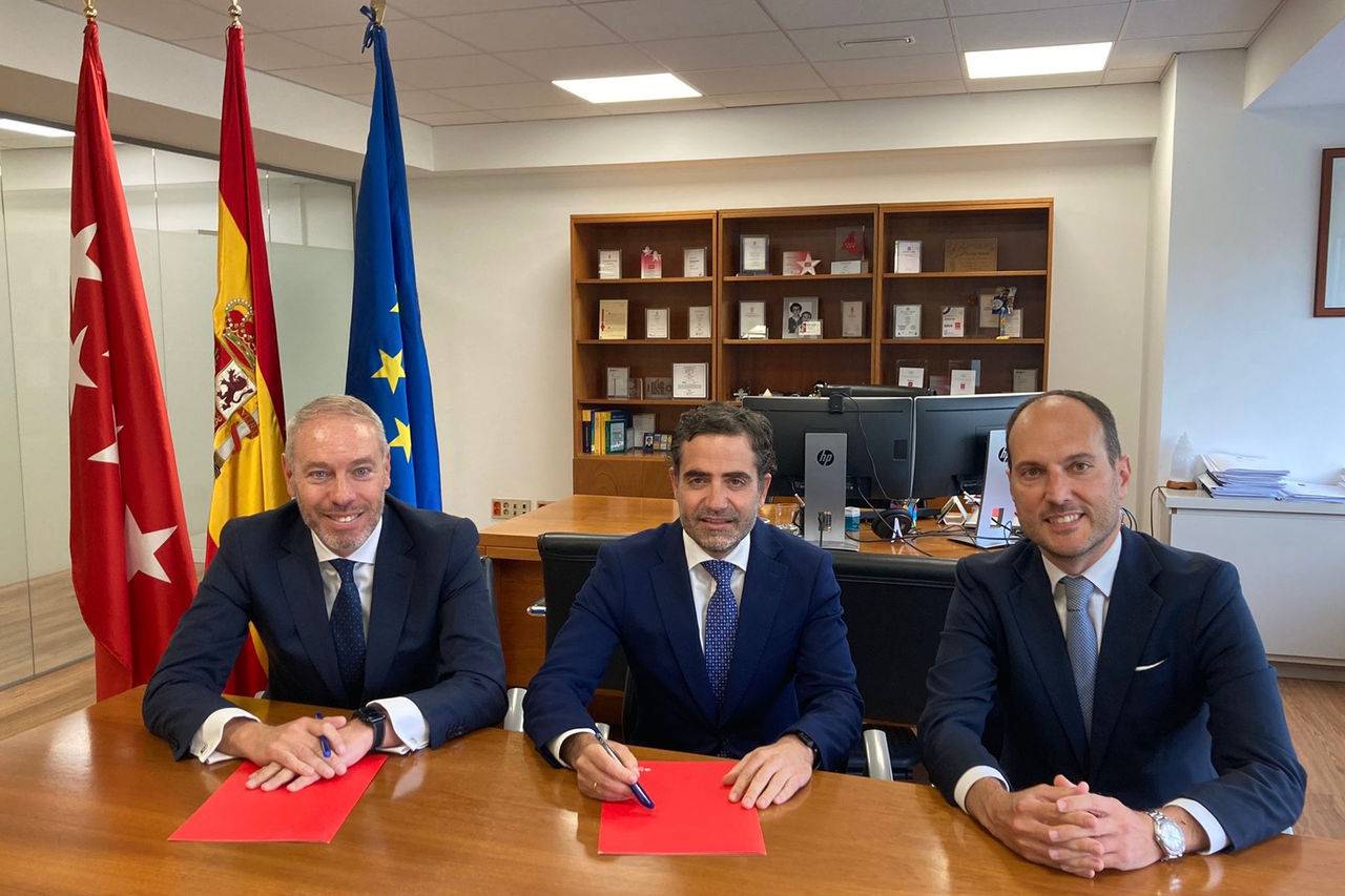 De izquierda a derecha: Director de Instituciones de la Territorial de Madrid de Banco Santander, Rafael Muñoz Bellido; Director general de Política Financiera y Tesorería de la Comunidad de Madrid, Rodrigo Robledo; Director de Instituciones Públicas, Financieras y Colectivos de Banco Santander, Angel Valdovinos.