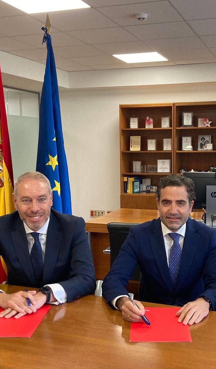 De izquierda a derecha: Director de Instituciones de la Territorial de Madrid de Banco Santander, Rafael Muñoz Bellido; Director general de Política Financiera y Tesorería de la Comunidad de Madrid, Rodrigo Robledo; Director de Instituciones Públicas, Financieras y Colectivos de Banco Santander, Angel Valdovinos. 