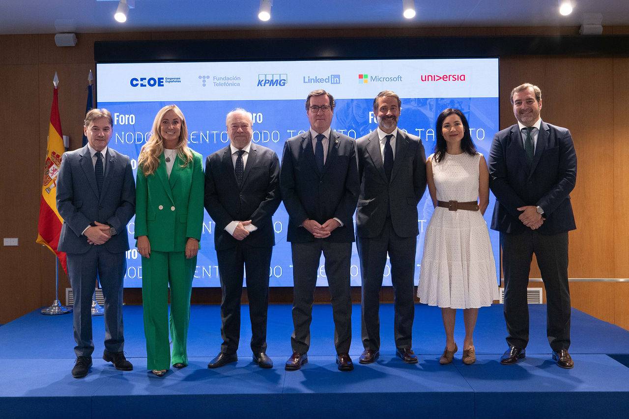 Luis Prendes (director general de Fundación Telefónica), Susana García Espinel (directora de Santander Universidades y Universia España), Juan Manuel Bar (secretario de Estado de Educación), Antonio Garamendi (presidente de CEOE), Juanjo Cano (presidente de KPMG España), Carolina Castillo (directora de Marketing y Operaciones de Microsoft España) y Ángel Sáenz de Cenzano de (director general de LinkedIn España y Portugal). 