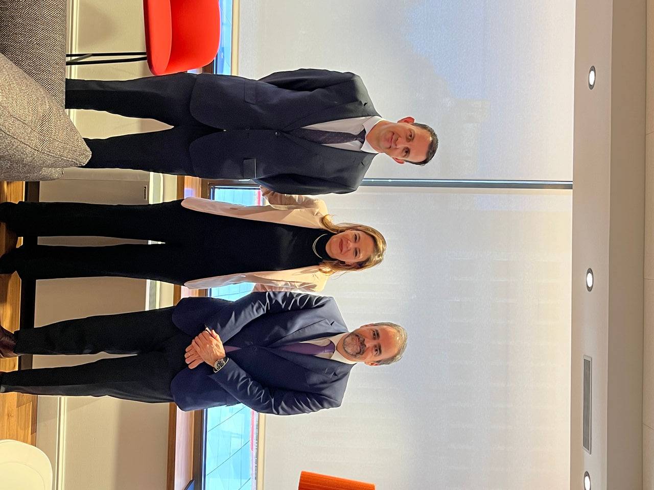 De izquierda a derecha: Miquel Ángel Grimalt, director comercial de Banca Privada en Baleares;  Celia Torrebadella, directora territorial de Santander en Baleares; y Víctor Allende, responsable de Santander Private Banking España.  Foto 2 y 3 interior de la oficina de Banca Privada de Palma de Mallorca.