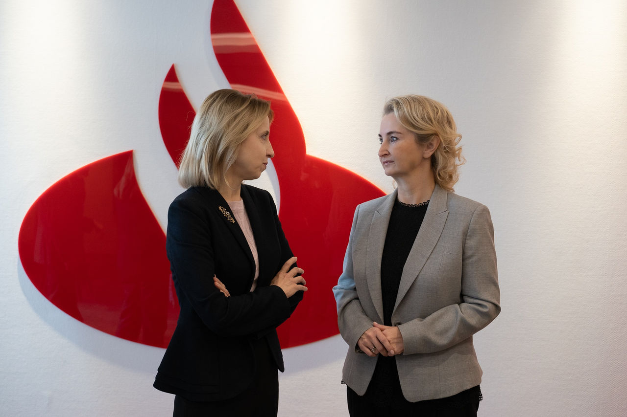 Teresa Czerwińska, vice president of the European Investment Bank, and Magdalena Proga-Stępień, board member of Santander Bank Polska responsible for retail banking division.
