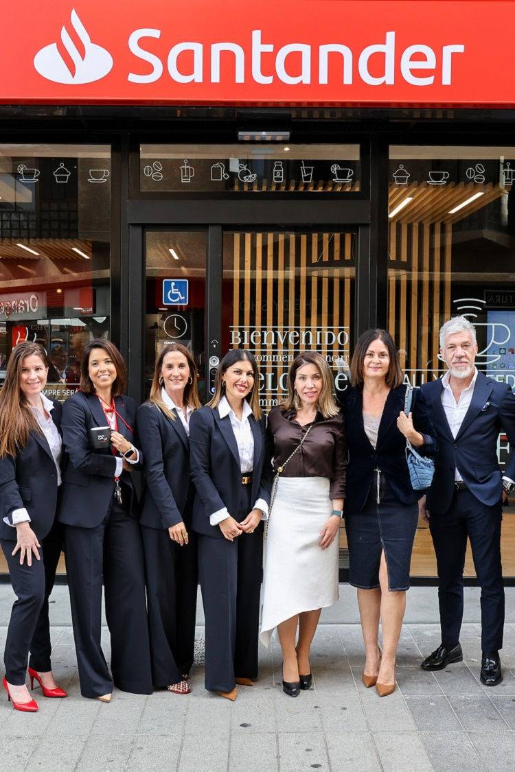 Equipo del Work Café junto a Beatriz Martínez Ruiz, directora territorial de Banco Santander en Canarias