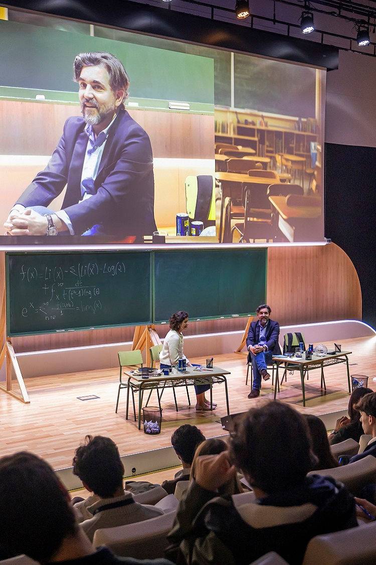 El CEO de Santander España, Ignacio Juliá, durante su encuentro con los becarios Europa Santander