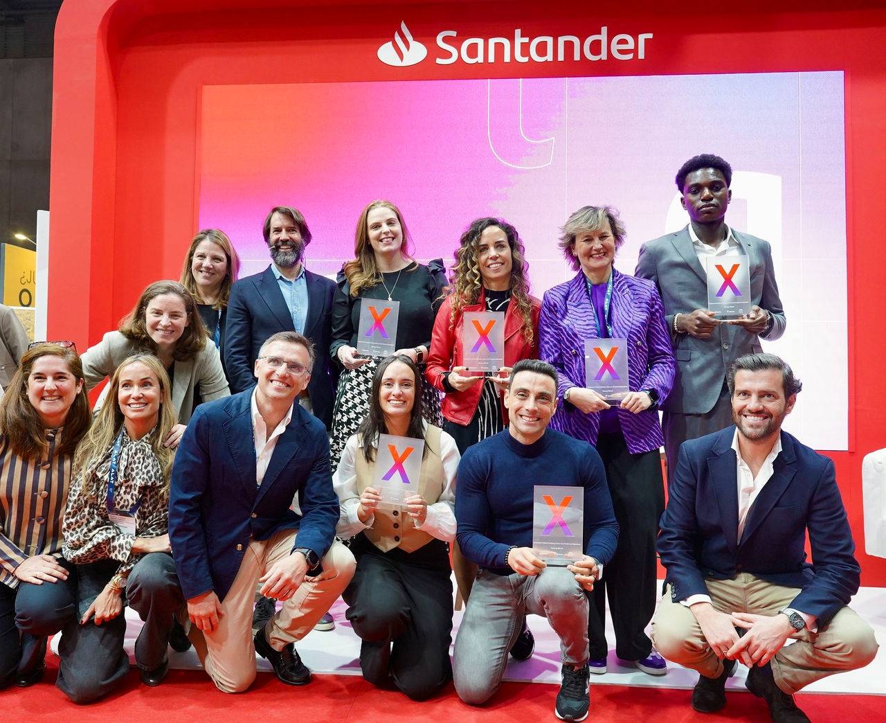 The six winners of the challenge with the spokespersons of Santander and Telefónica.