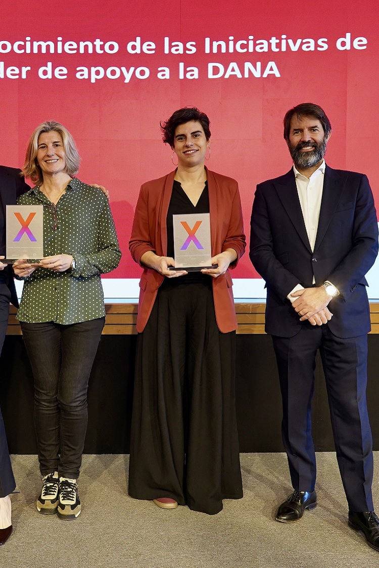 Las empresas ganadoras junto a Susana García Espinel (izq) y Asier González (dcha)