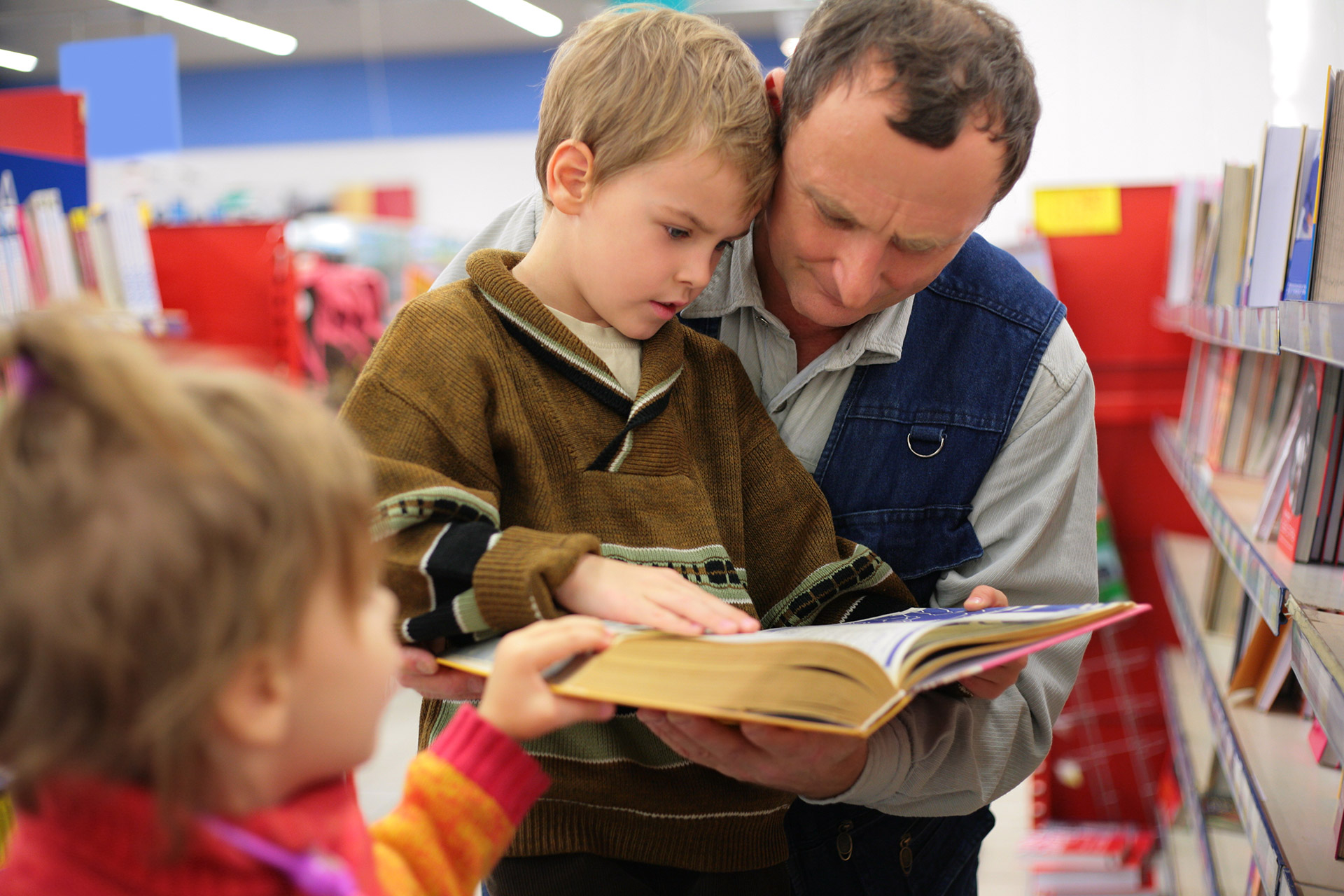 Читать внук 3. Дедушка покупает книгу. Школьник читает книгу в театре. Book grandfather.