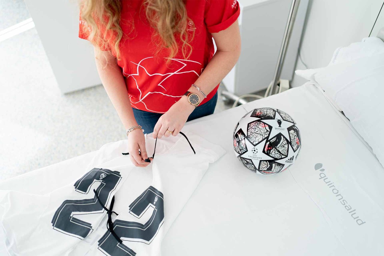 Camisetas oficiales de fútbol convertidas en batas de hospital.