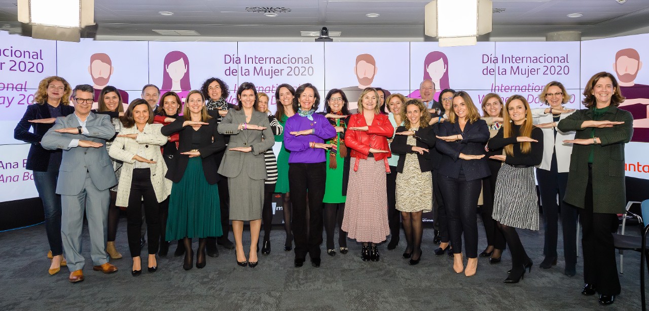 Ana Botín junto a empleadas de Santander durante uno de los eventos del Día Internacional de la Mujer 2020.