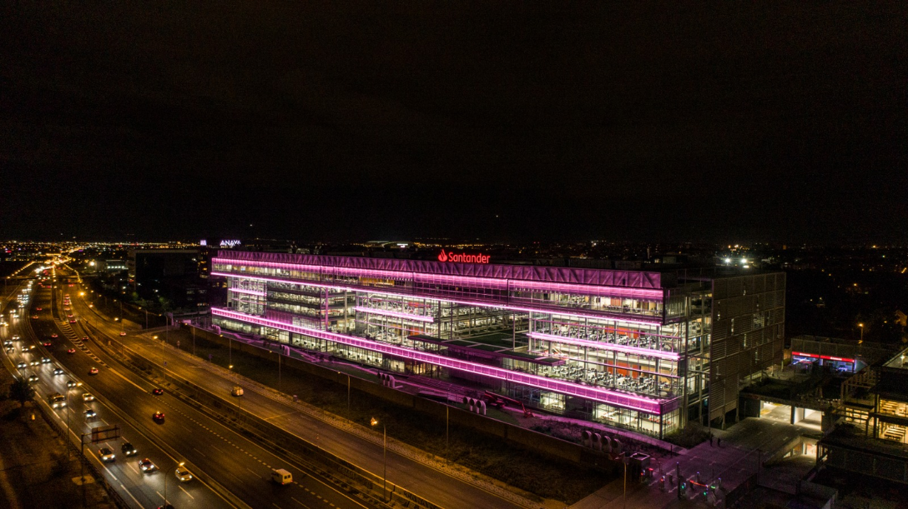 Santander España HQ lit up in pink