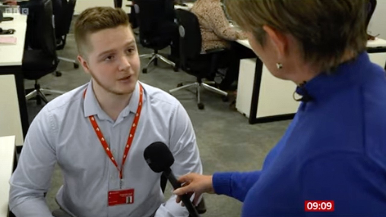 BBC News visitó el centro de atención al cliente de Santander UK, en Bradford, para grabar un reportaje de la labor del banco entre bastidores.