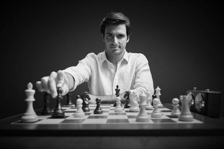 Santander Private Banking launches a new chess-based campaign alongside Carlos Sainz