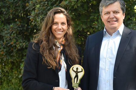Marcos Thomas, gerente Innovación y Alianzas Estratégicas de Santander Chile, recogió el premio junto a Gabriela de Solminihac, jefa de proyectos.