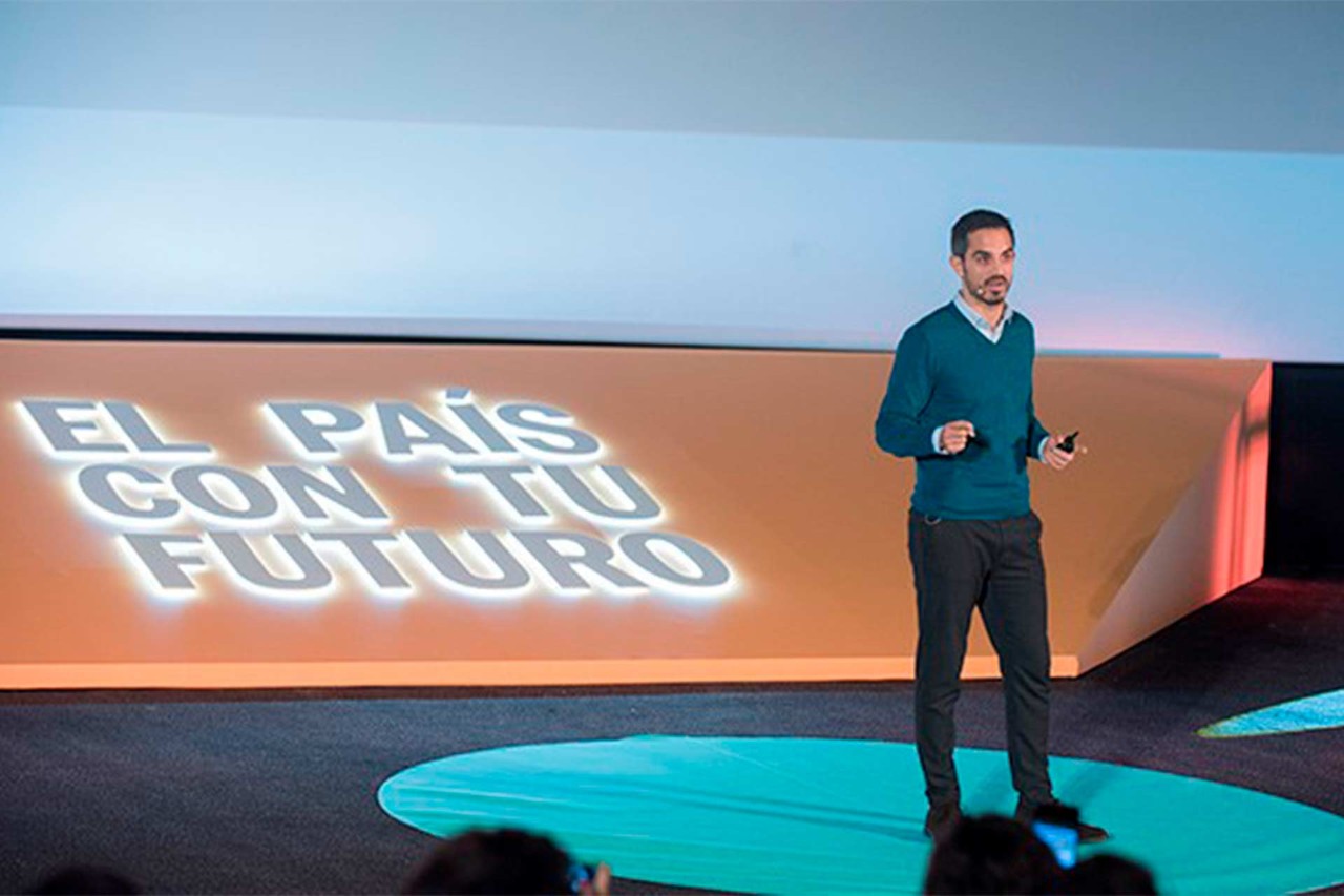 Ismael Alonso at the conference organised by El País newspaper. Photographer: Raúl Urbina.